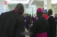 پاپ، کفش رهبران سودان جنوبی را بوسید تا با هم نجنگند!