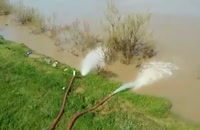 تخلیه آب از معابر مناطق سیل‌زده توسط آتش‌نشانان